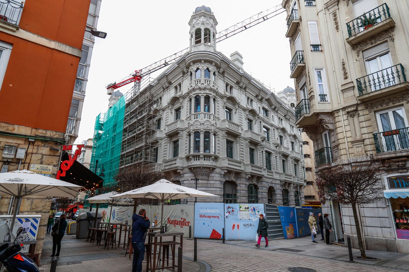 El Santander ha iniciado ya la cuenta atrás del final de las obras en el inmueble del antiguo Banco Mercantil, ubicado en la calle Hernán Cortés